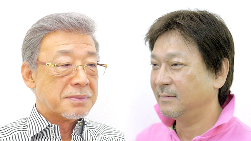全頭かつらを装着する男性