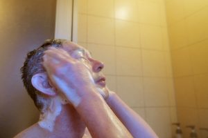 かつらを着けたままシャンプーする写真
