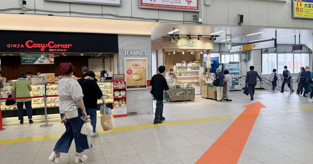東口方面階段前