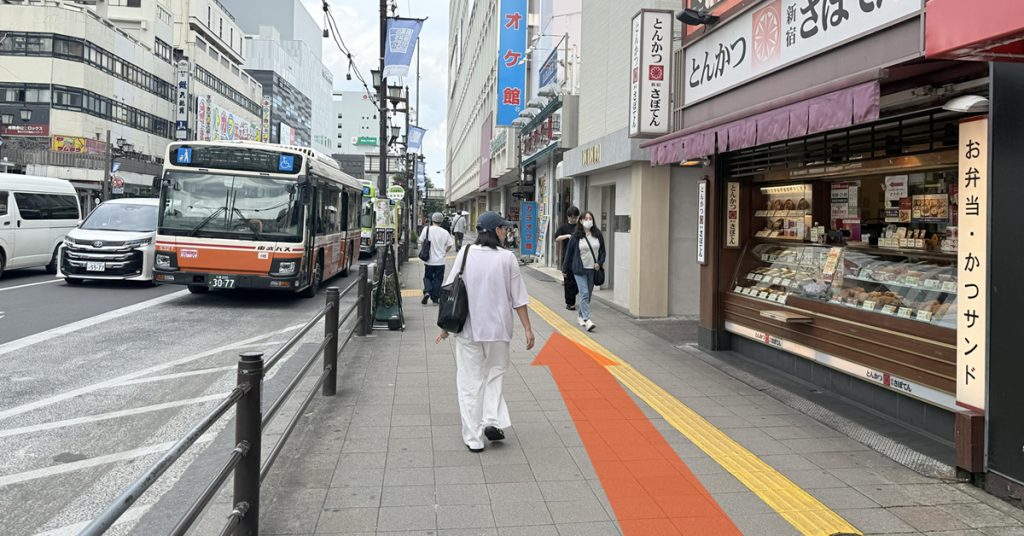大宮駅東口　とんかつ、サボテン前の歩道