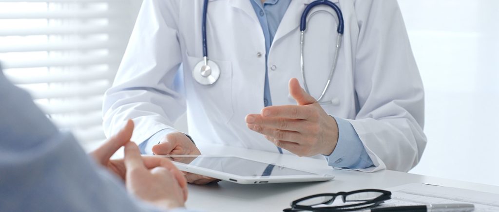 健康診断の前に服用中の薬を医師に伝えるイメージ